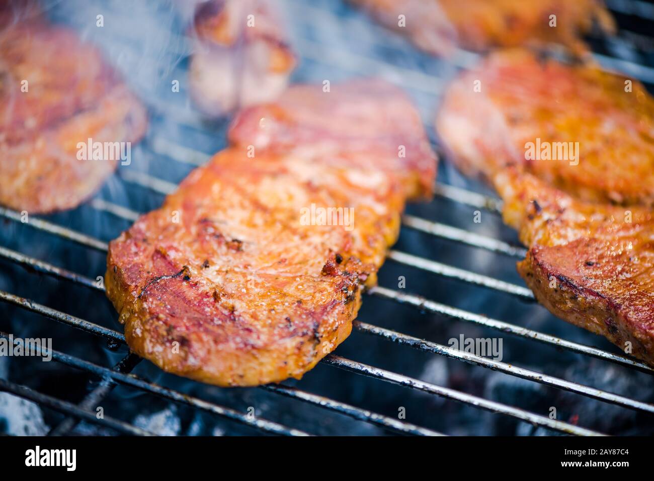 Morceaux de viande grillée sur la grille chaude pour barbecue Banque D'Images