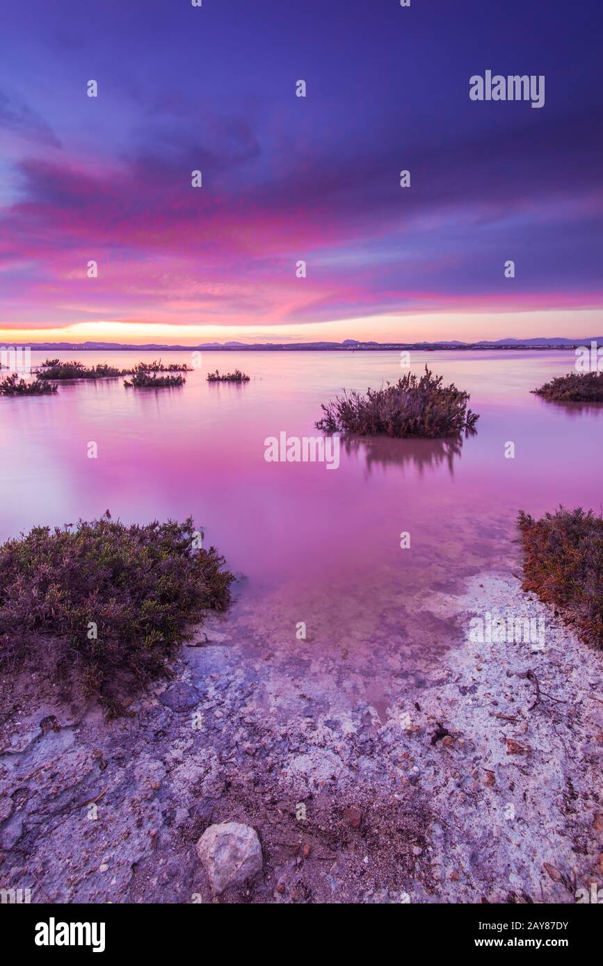 Laguna Salada à Torrevieja, Espagne. Lac salé au coucher du soleil. Banque D'Images