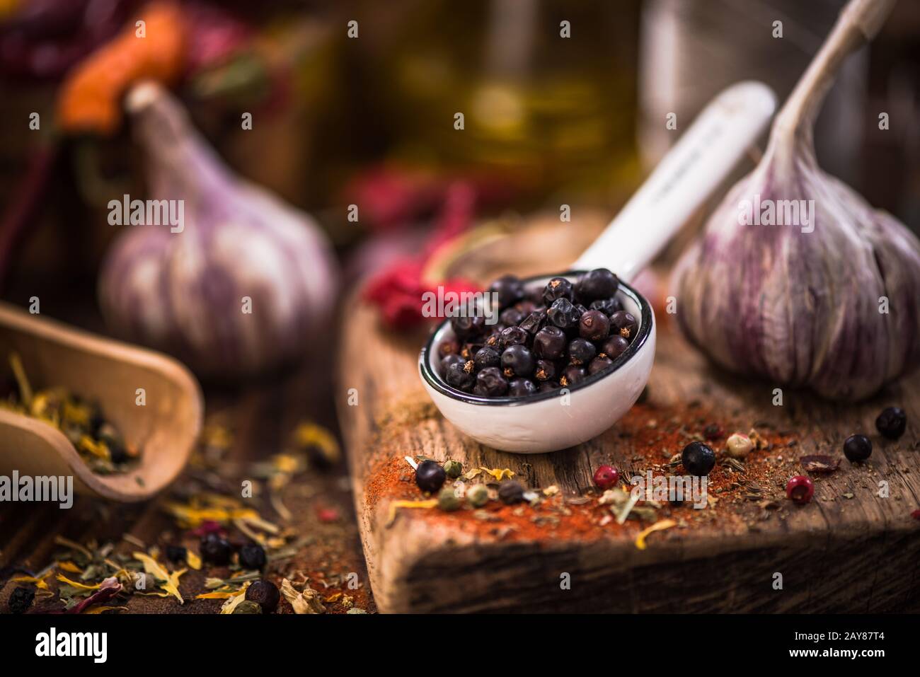 Graines de baies de Juniper sur la cuillère Banque D'Images