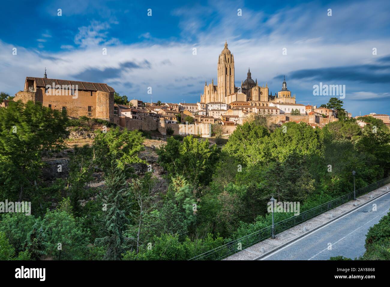 Cathédrale de Segovia sur le sommet de la colline embrassé par les rayons du soleil Banque D'Images
