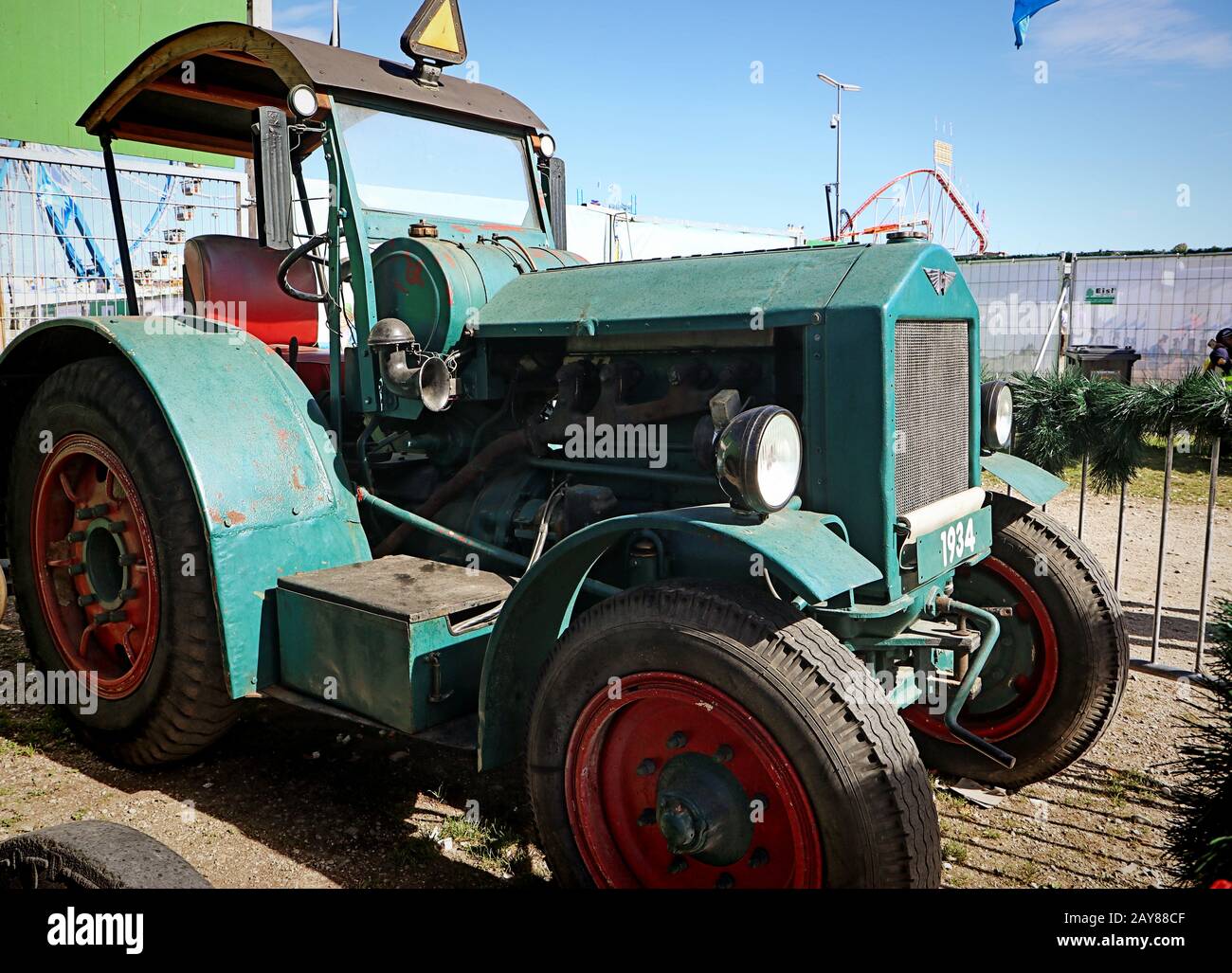 Munich, ALLEMAGNE tracteur Hanomag de l'année 1934 exposé à l'Oide Wiesn partie historique de l'Oktoberfest à Munich, un environnement familial et convivial pour les enfants Banque D'Images