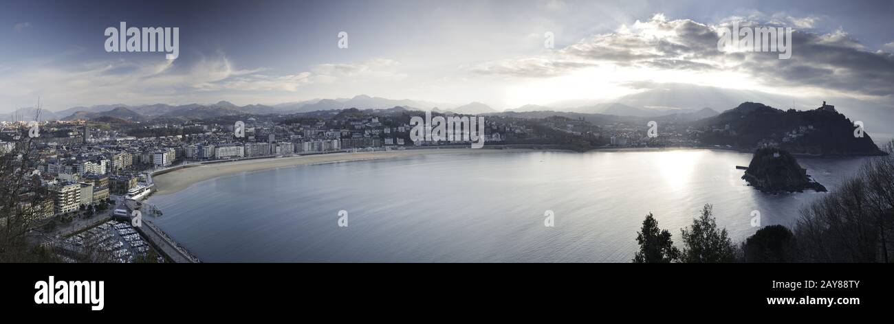 Vue panoramique sur San Sebastian avec ciel dramatique, Espagne Banque D'Images