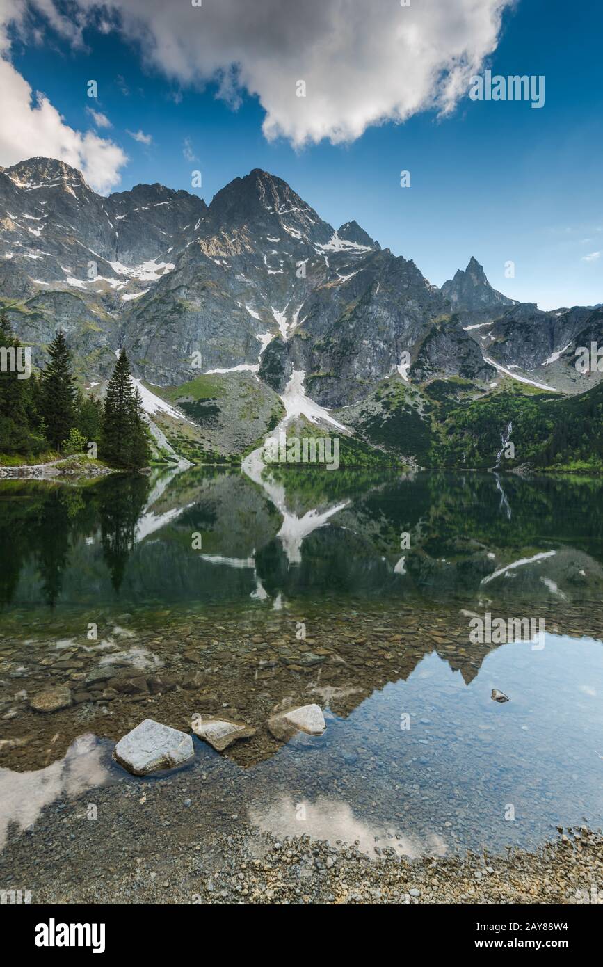 Coucher de soleil sur le lac Morskie Oko en Pologne Banque D'Images