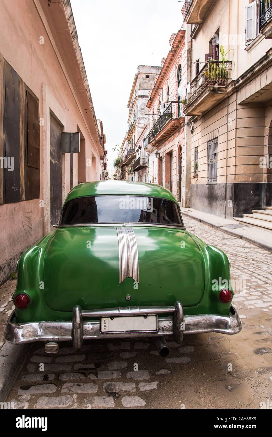Photo vintage de la vieille voiture dans la rue de la Havane Banque D'Images