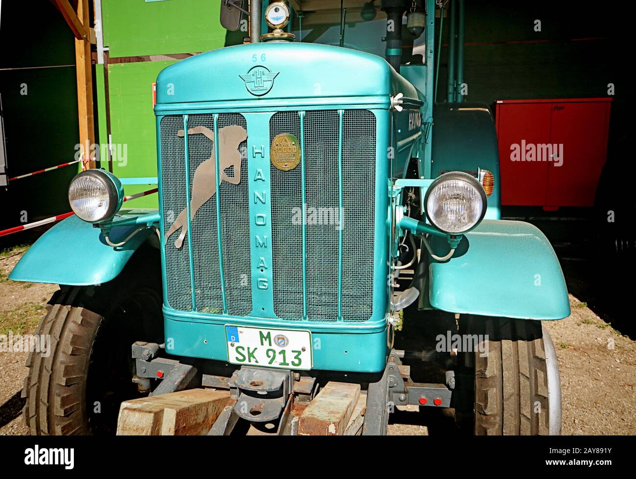 Munich, ALLEMAGNE un tracteur d'époque Hanomag est exposé à l'Oide Wiesn, partie historique de l'Oktoberfest à Munich, un environnement familial et convivial pour les enfants. Banque D'Images