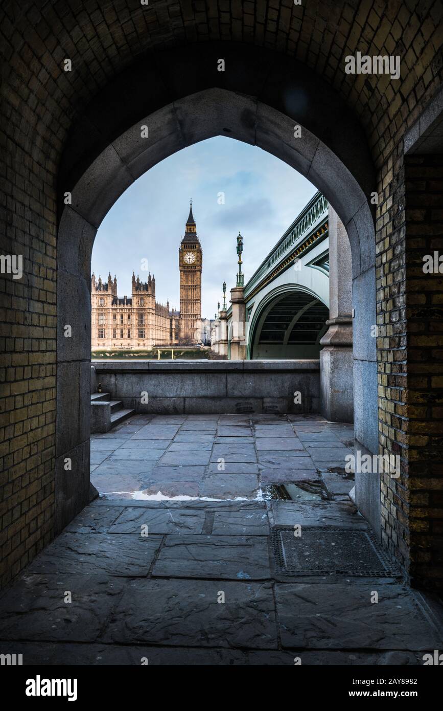 Point de vue d'Unussual au Palais encadré de Westminster à Londres Banque D'Images