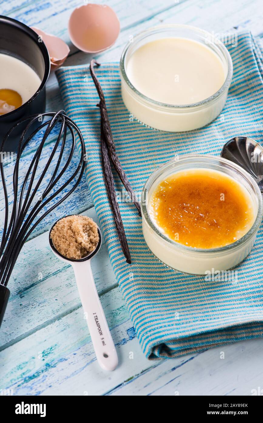 crème brulée maison avec ingrédients Banque D'Images
