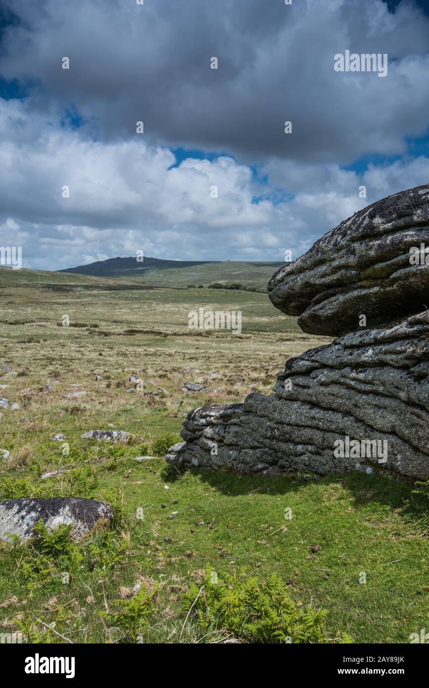 Magnifique paysage de Dartmoor avec des landes et des nuages Banque D'Images