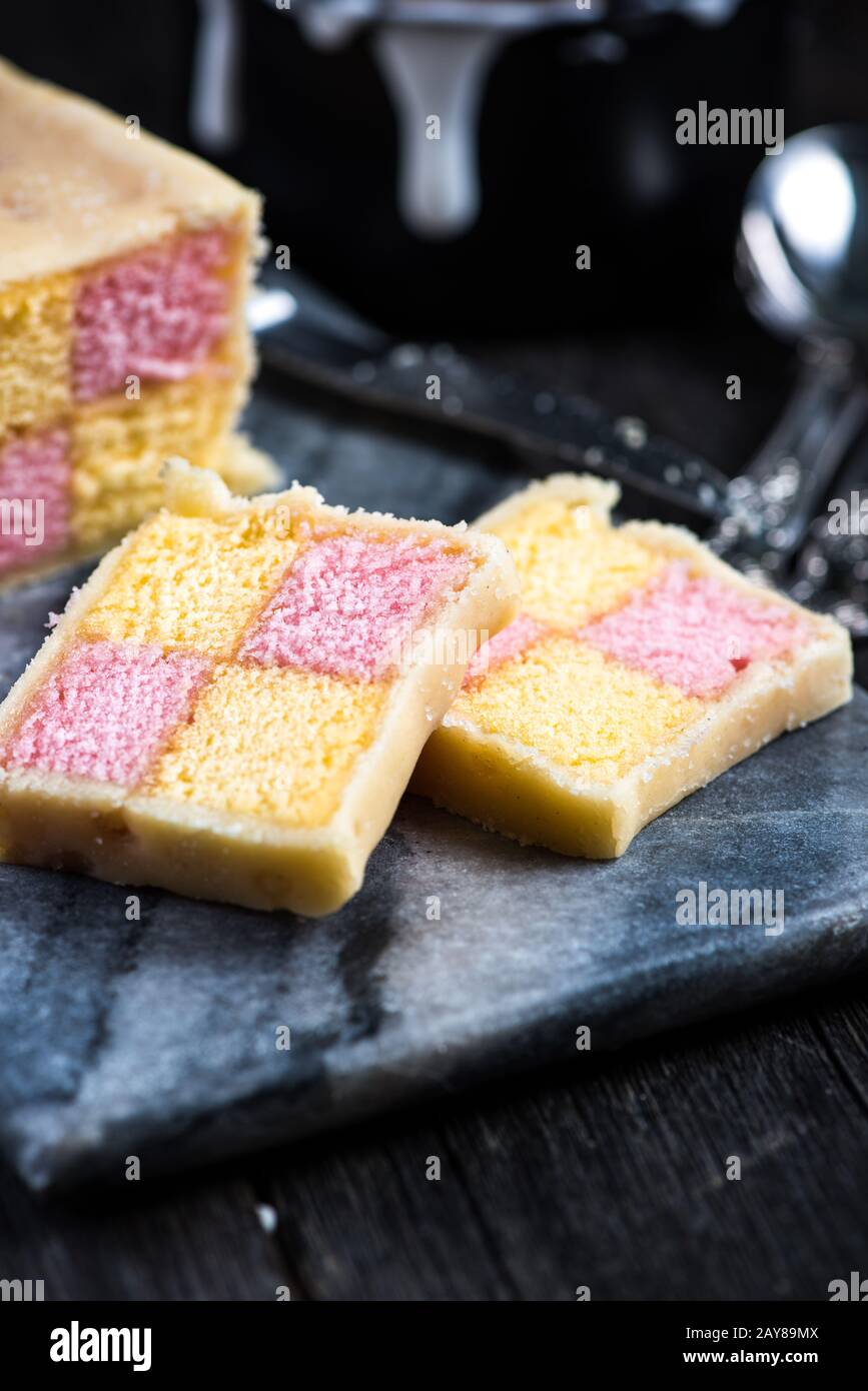 Gâteau Battenberg à bord Banque D'Images Gâteau Battenberg à bord Banque D'Images
