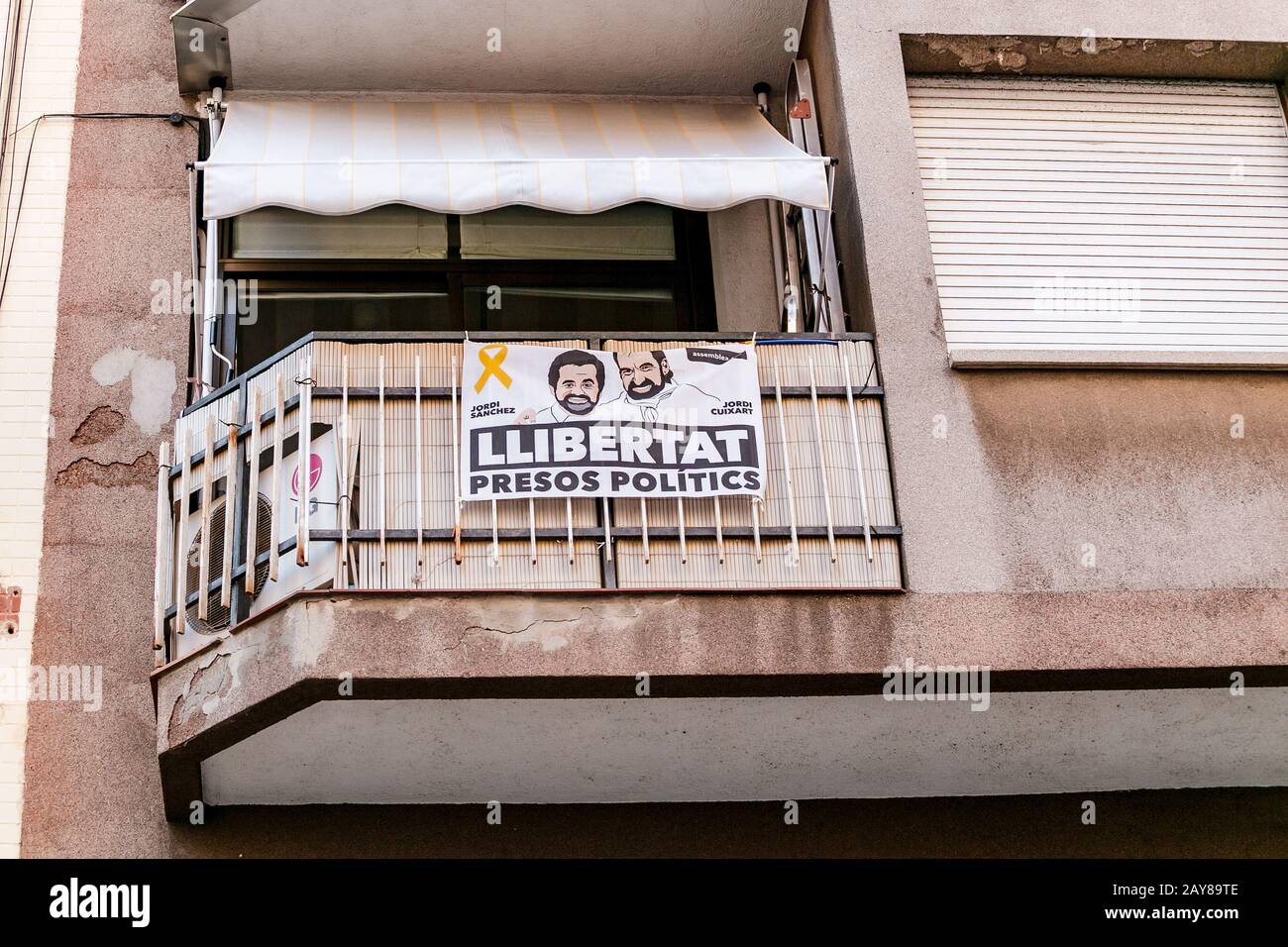 10 JUILLET 2018, BARCELONE, ESPAGNE: Llibertat Presos Politics (liberté pour Les Prisonniers politiques) bannière sur un balcon typiquement catalan Banque D'Images