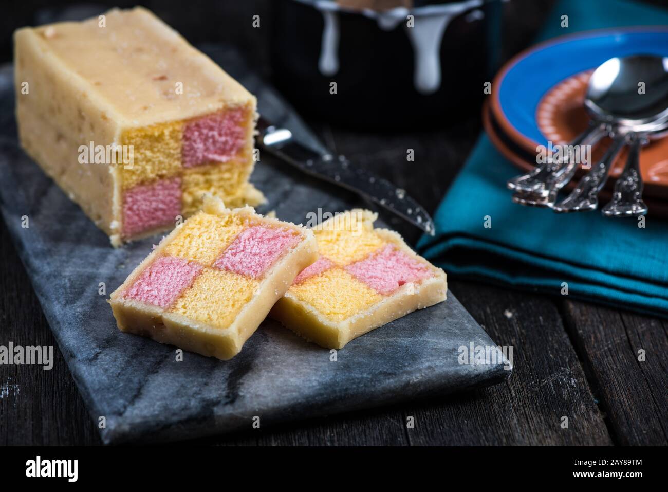 Servir le gâteau à carreaux de Battenberg Banque D'Images