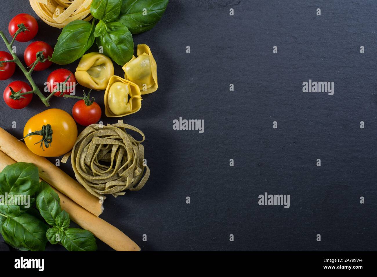 Sélection de plats typiques italiens sur fond noir d'en haut Banque D'Images