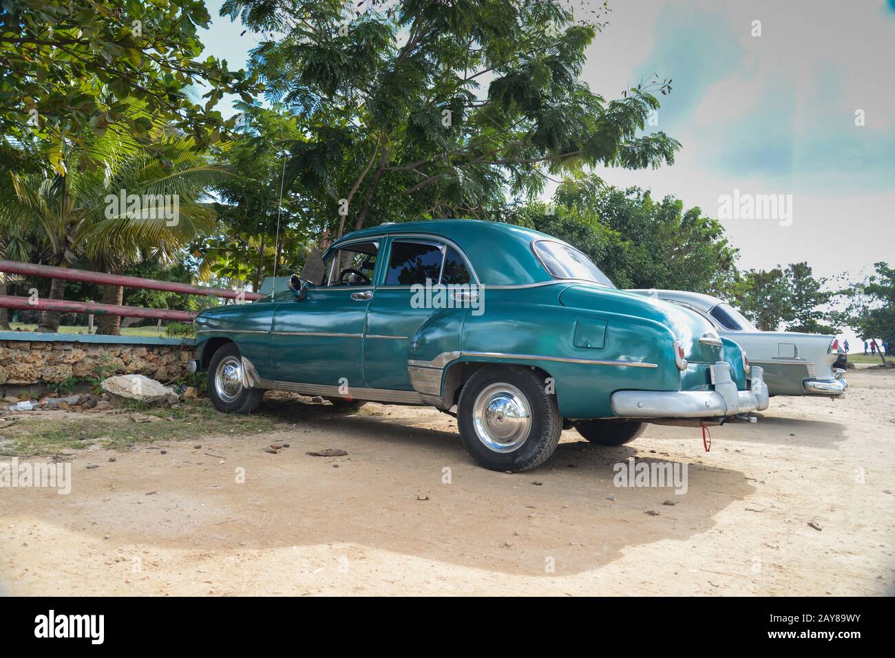 Vieille voiture américaine sur la plage à Trinidad Cuba Banque D'Images