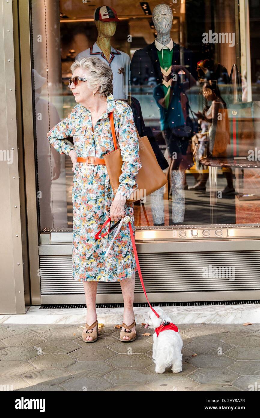 10 JUILLET 2018, BARCELONE, ESPAGNE: Drôle de mode senior dame debout à la boutique  Gucci Photo Stock - Alamy