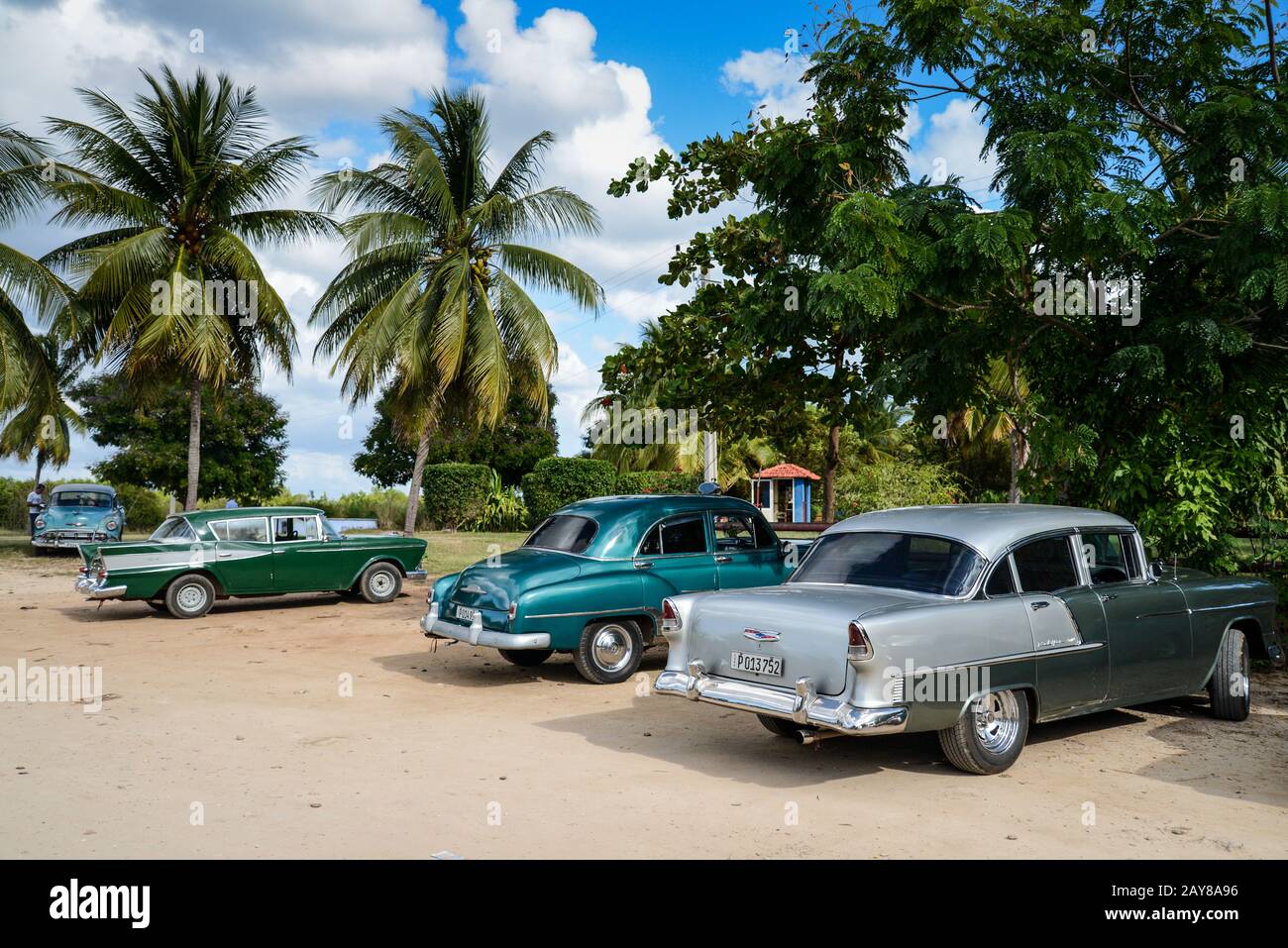 TRINIDAD, CUBA - 11 DÉCEMBRE 2014 : ancien parking américain classique sur la plage de Trinidad, CUBA. Les anciennes voitures américaines sont des vues emblématiques Banque D'Images