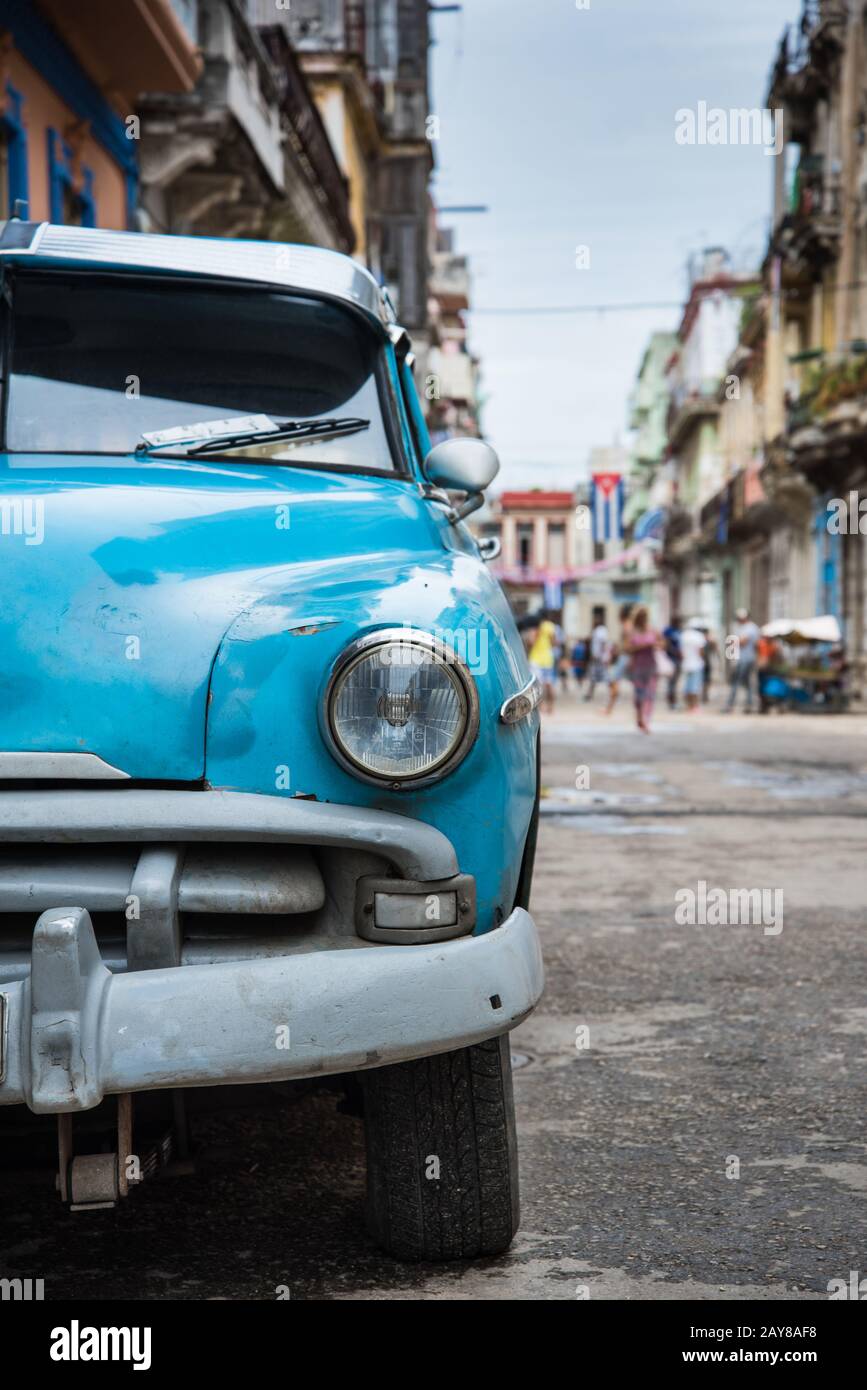 Vieille voiture américaine dans la rue à la Havane, Cuba Banque D'Images