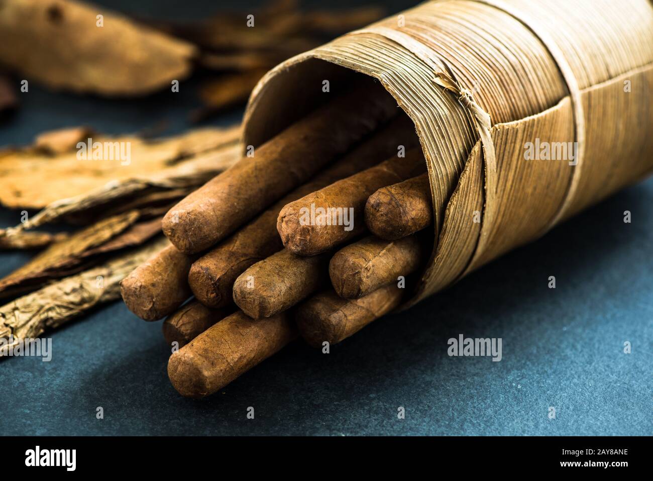 Cigares cubains dans une boîte traditionnelle à feuilles de palmier Banque D'Images