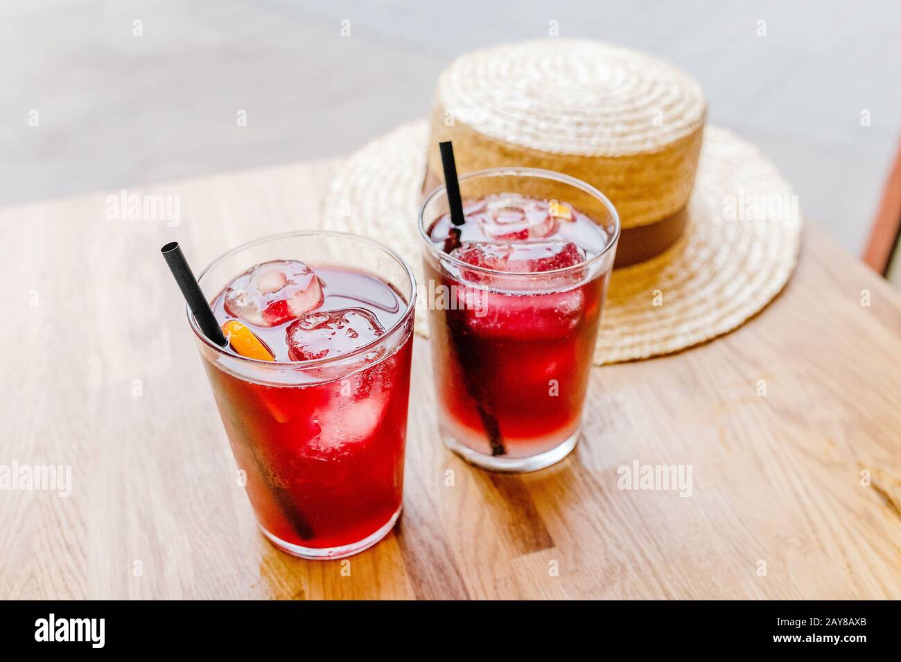 Sangri une boisson aux fruits espagnols sur une table avec chapeau Banque D'Images