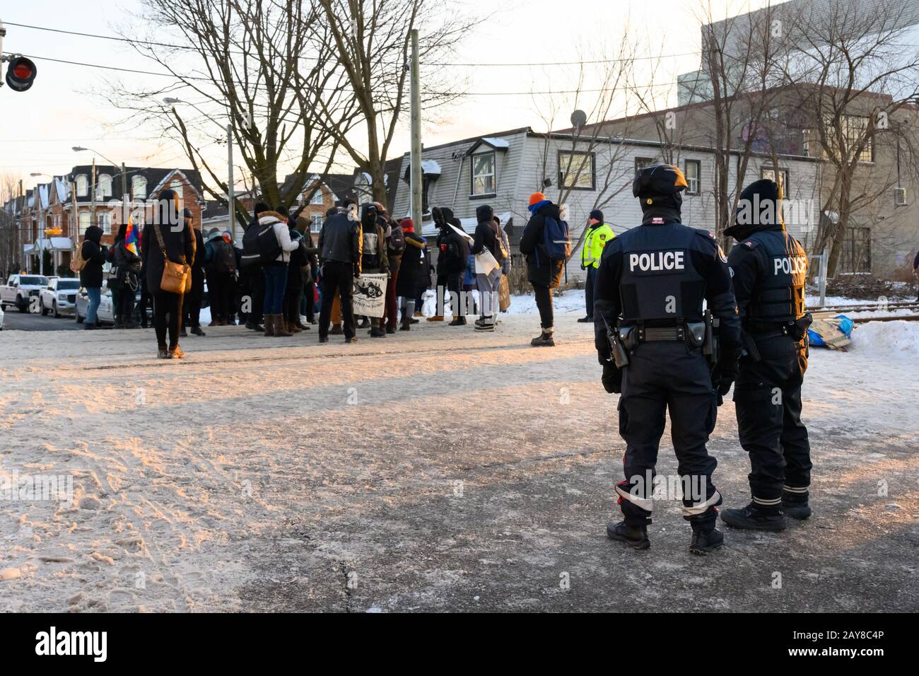 La police commence à faire disparaître les manifestants et leur blocus des chemins de fer du CN lors des manifestations de Shut Down Canaada en solidarité avec le Wet'suwet'en. Banque D'Images