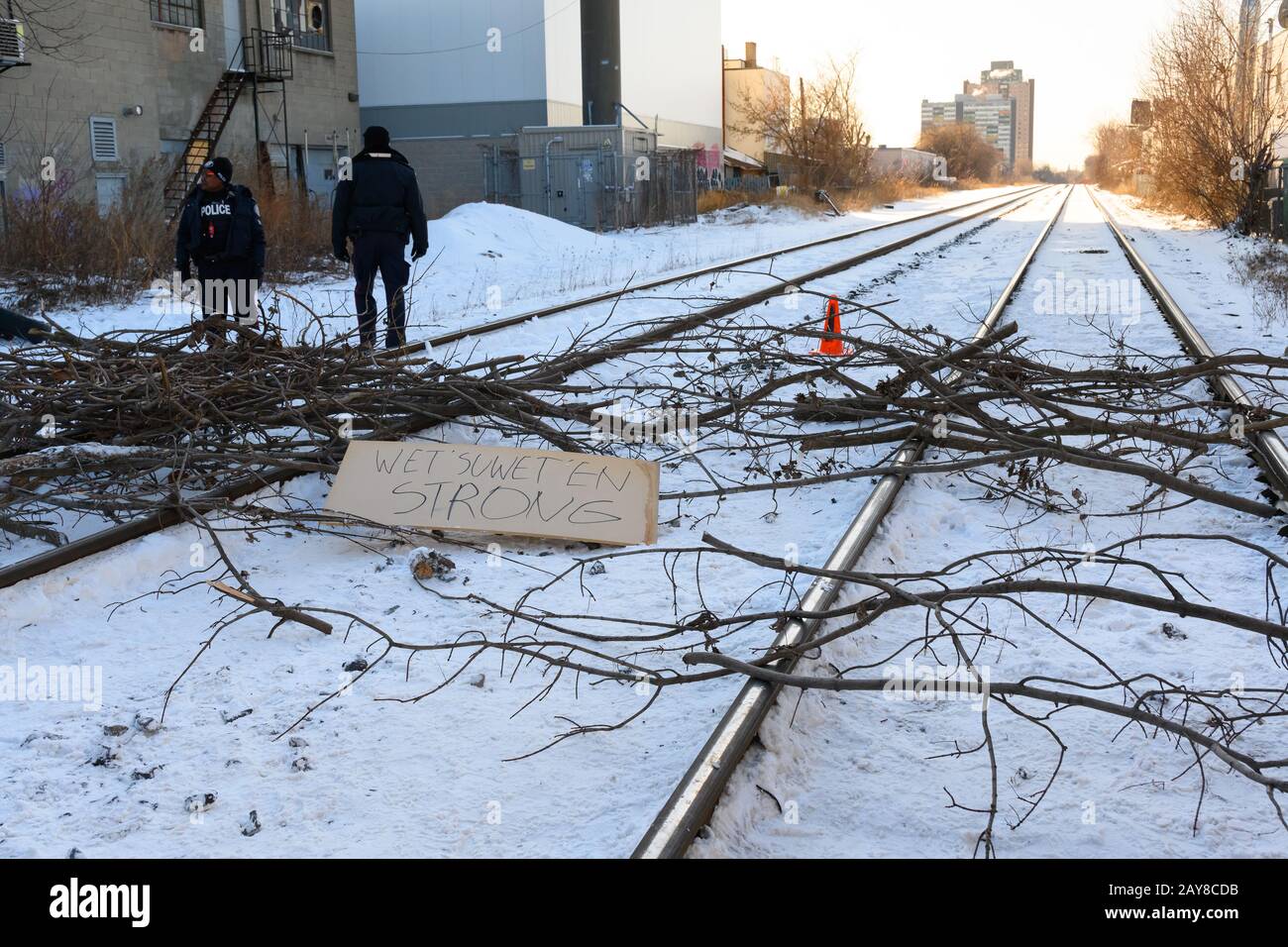 La police commence à faire disparaître les manifestants et leur blocus des chemins de fer du CN lors des manifestations de Shut Down Canaada en solidarité avec le Wet'suwet'en. Banque D'Images