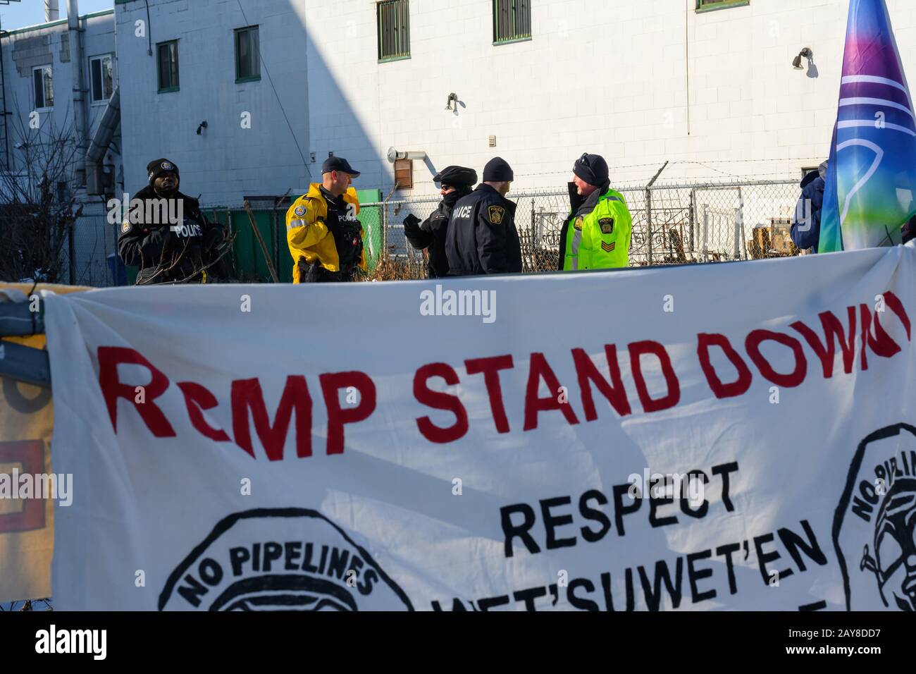 La police regarde pendant un blocus de CN Rail pendant les protestations de Shut Down Canada en solidarité avec le peuple de Wet 'en. Banque D'Images