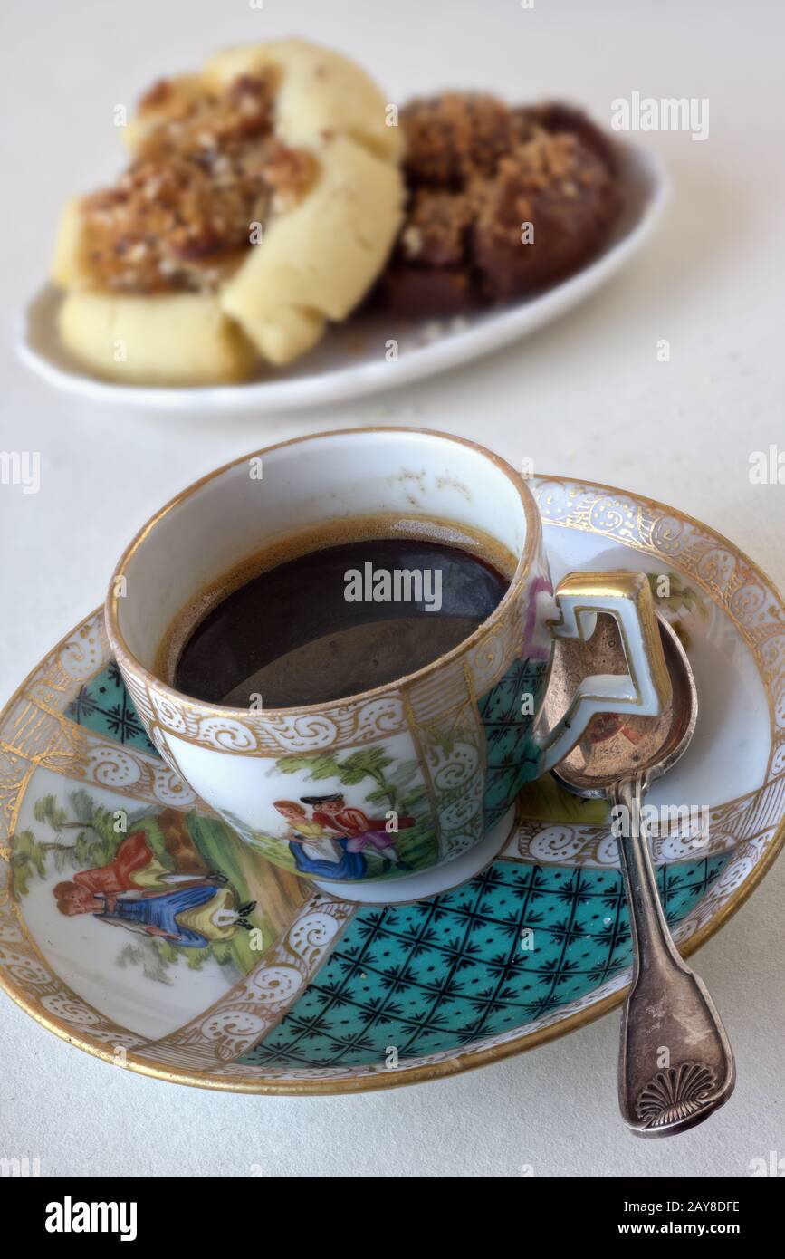 Tasse à espresso et soucoupe, antiquité, peinte à la main, Dresde chine, Wolfsohn Banque D'Images
