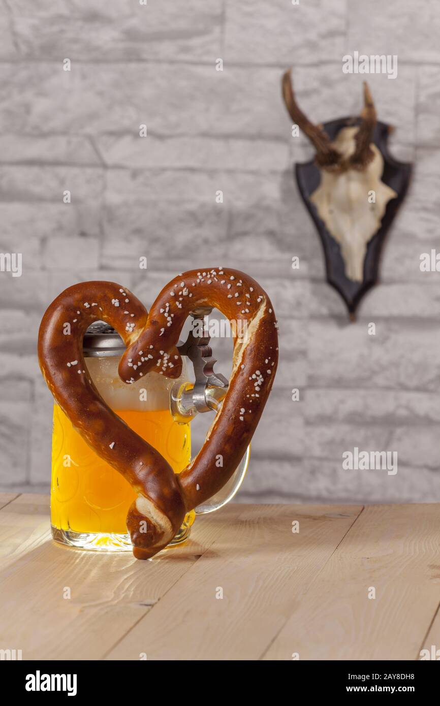 Bretzel avec bière en forme de coeur Banque D'Images