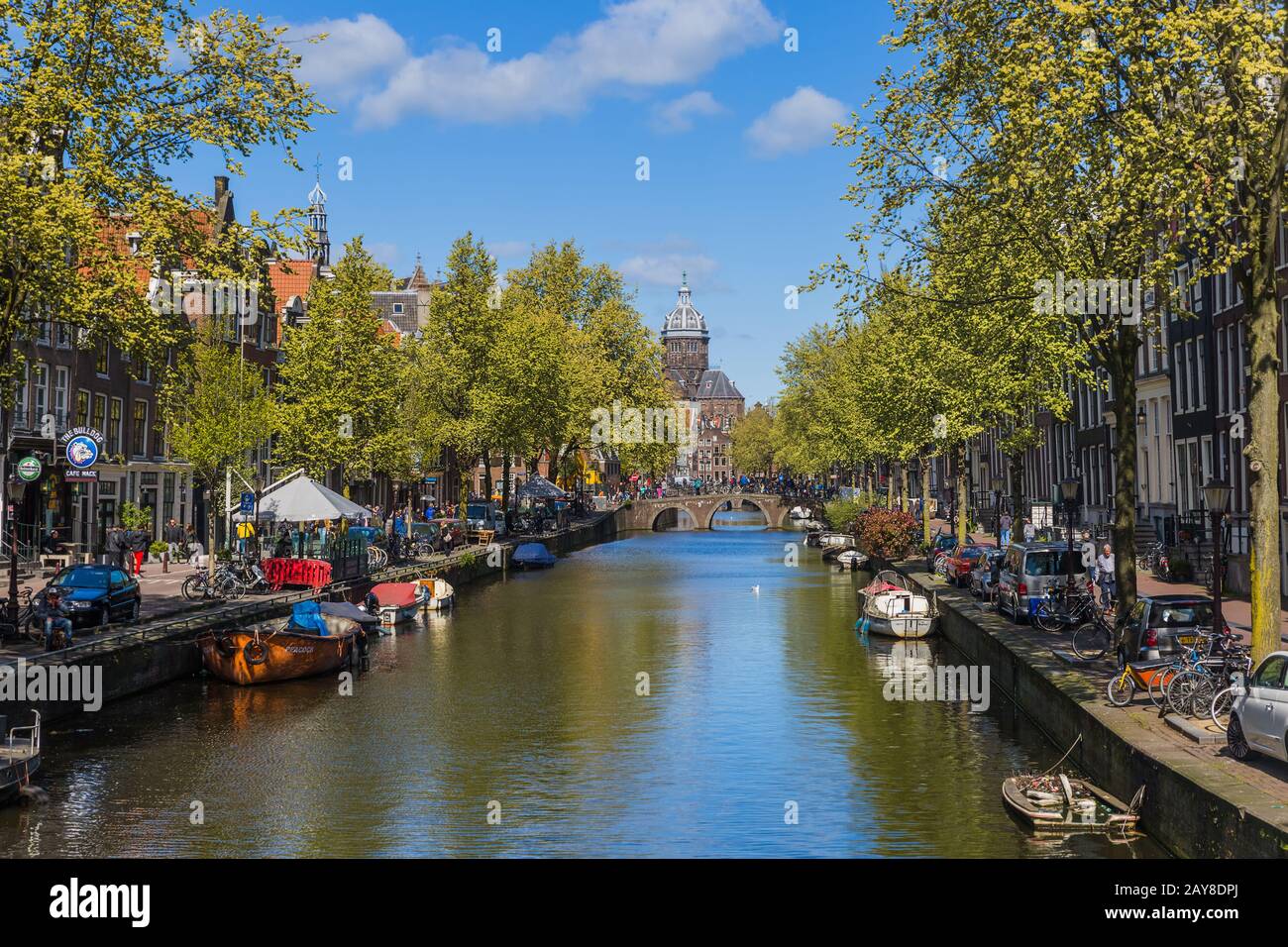 AMSTERDAM PAYS-BAS - 25 AVRIL 2017: Quartier central le 25 avril 2017 à Amsterdam Pays-Bas Banque D'Images