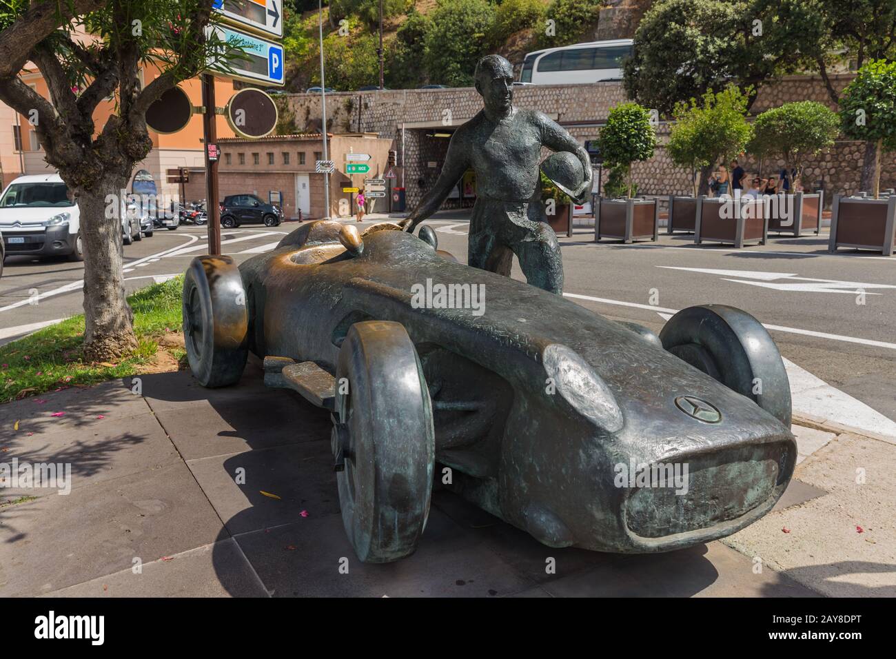 Royaume Monaco - 08 août 2017 : une sculpture de voiture de course et de pilote Juan Manuel Fangio Banque D'Images