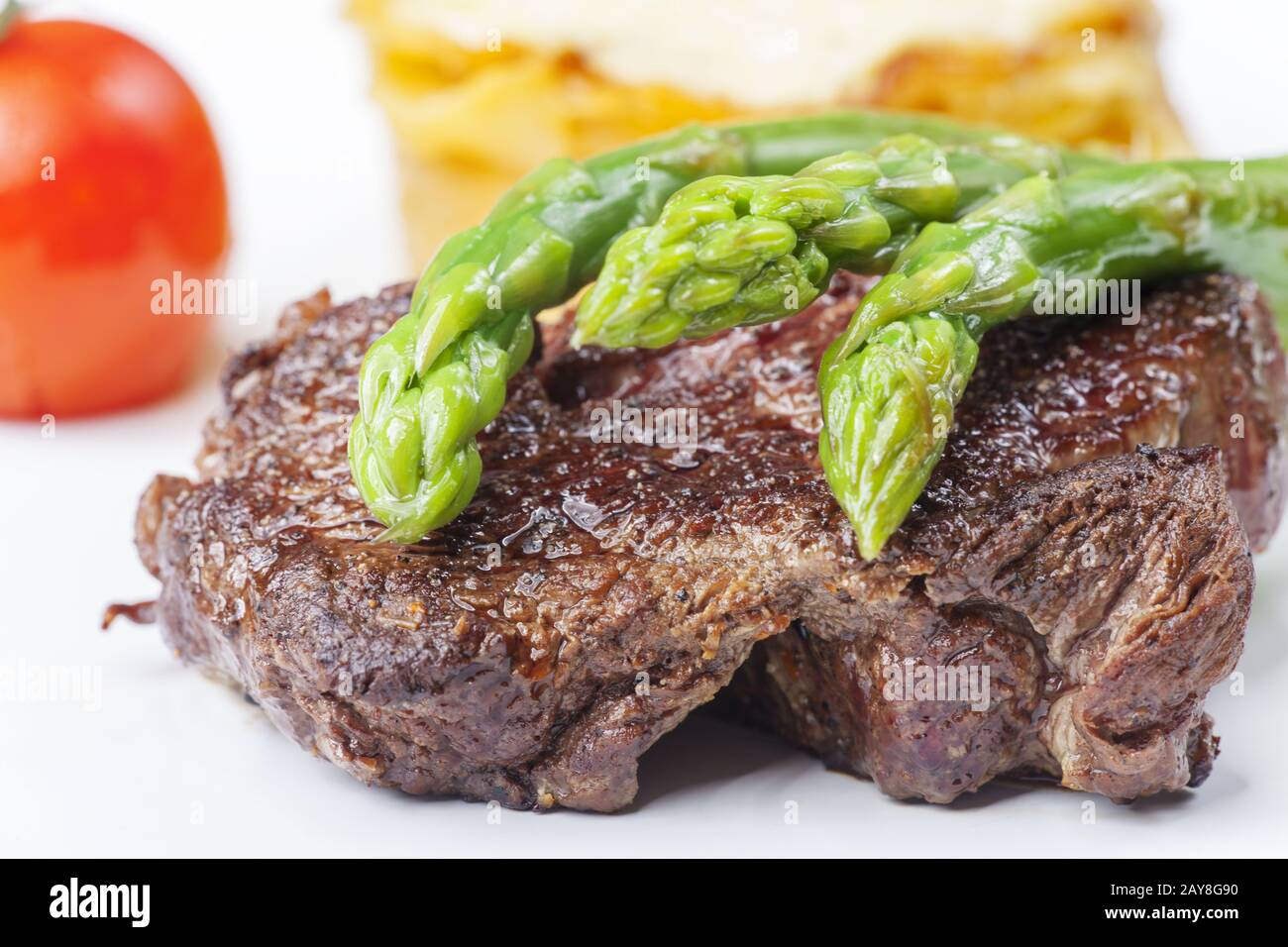 Bifteck de boeuf et asperges vertes sur une plaque Banque D'Images