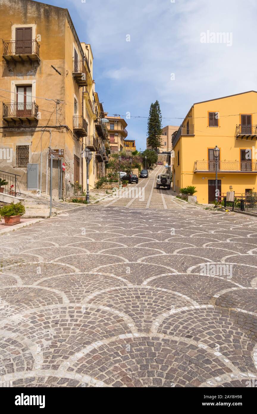 La montée de rue pavage avec des motifs dans la ville de Castel di Tusa Banque D'Images