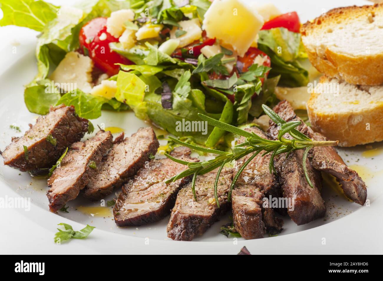 Tranches de steak sur salade fraîche Banque D'Images
