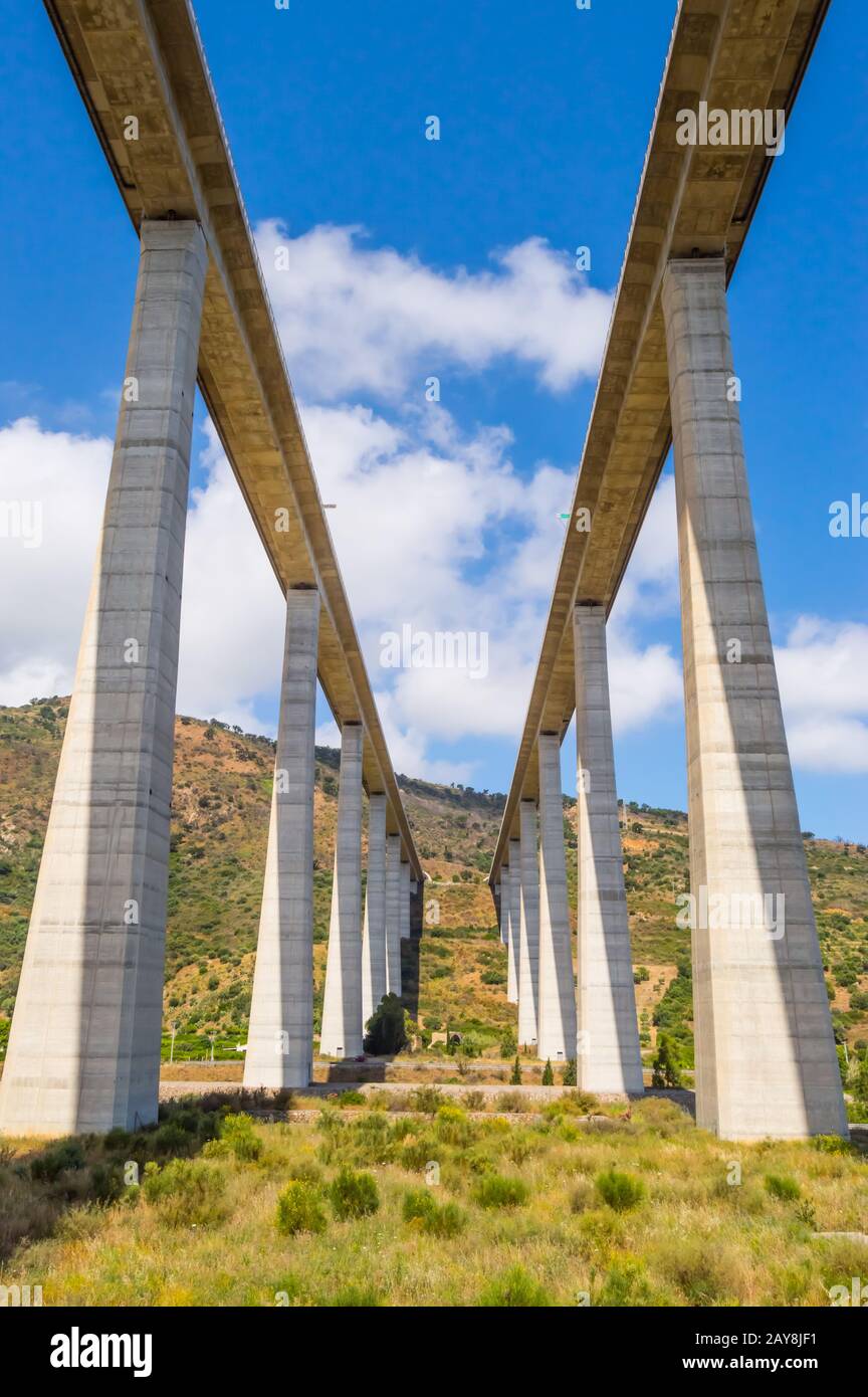 Vue de dessous d'un viaduc Autoroute double Banque D'Images