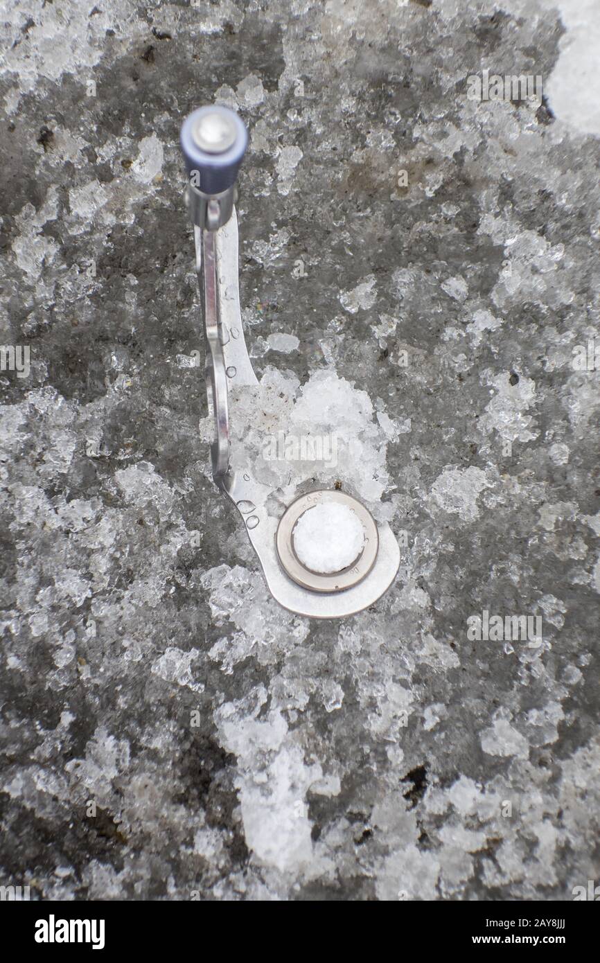 Vis à glace dans le glacier Banque D'Images