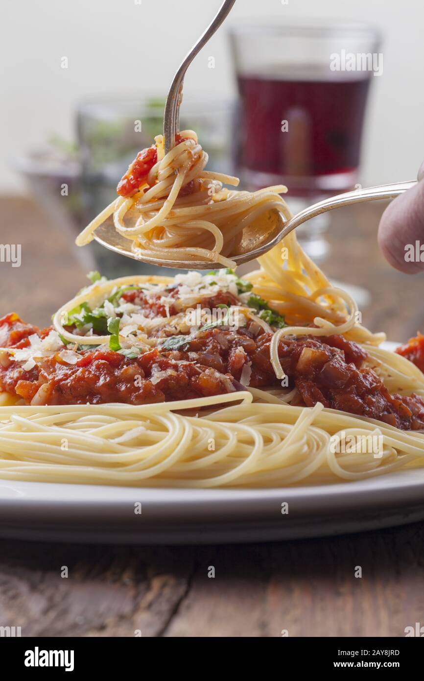Spaghetti avec sauce tomate sur une plaque Banque D'Images