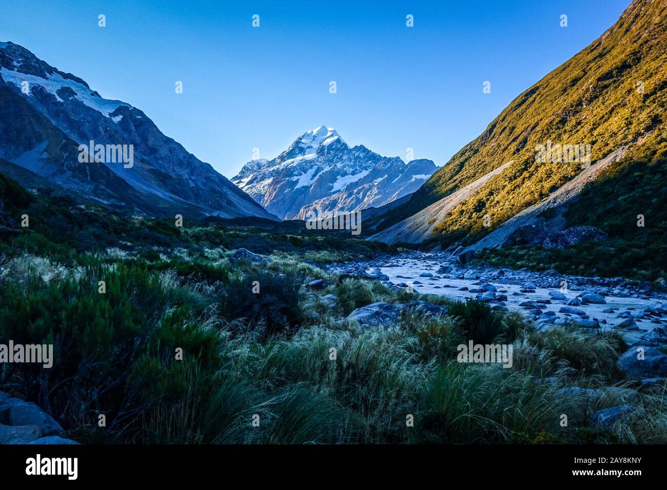 Rivière glaciaire au coucher du soleil, le Mont Cook, Nouvelle-Zélande Banque D'Images