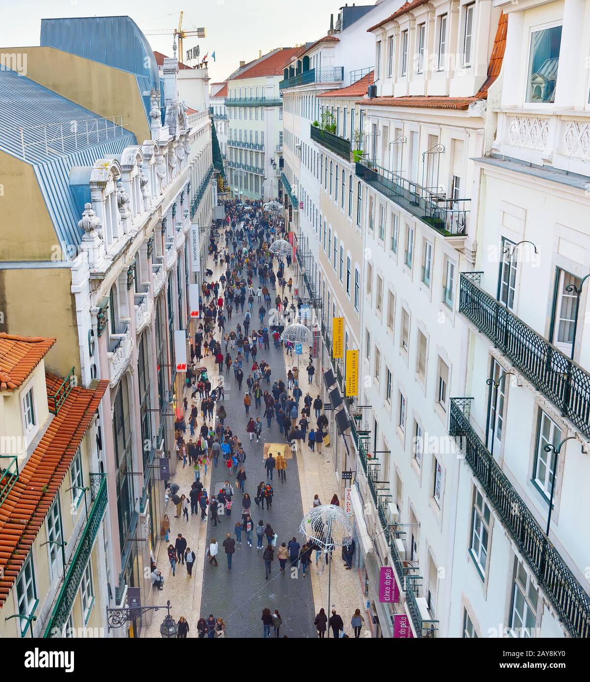 Les gens de la rue commerçante de Lisbonne. Portugal Banque D'Images