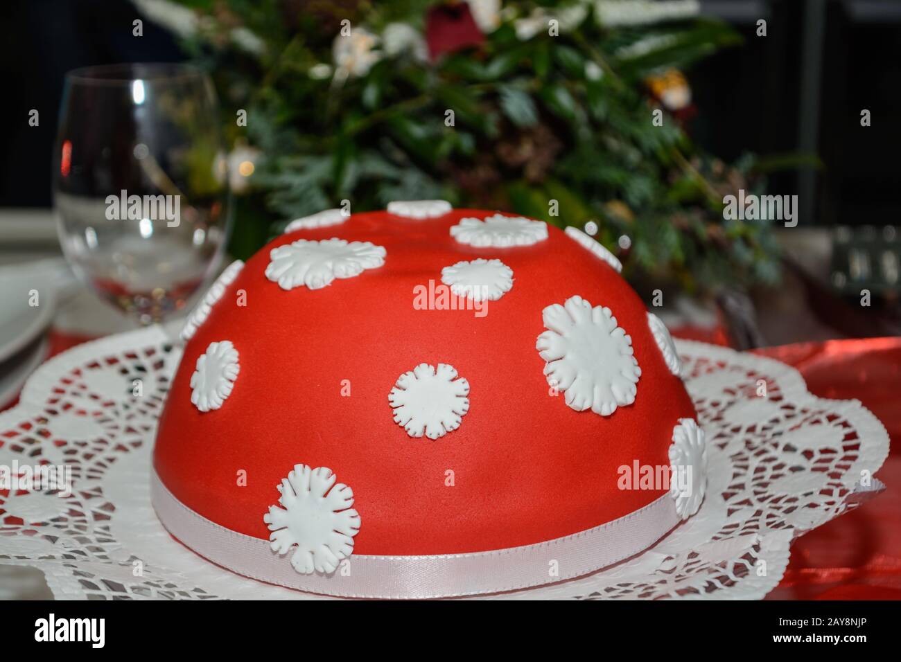 Gâteau au massepain avec glaçage au sucre rouge bombe à calories