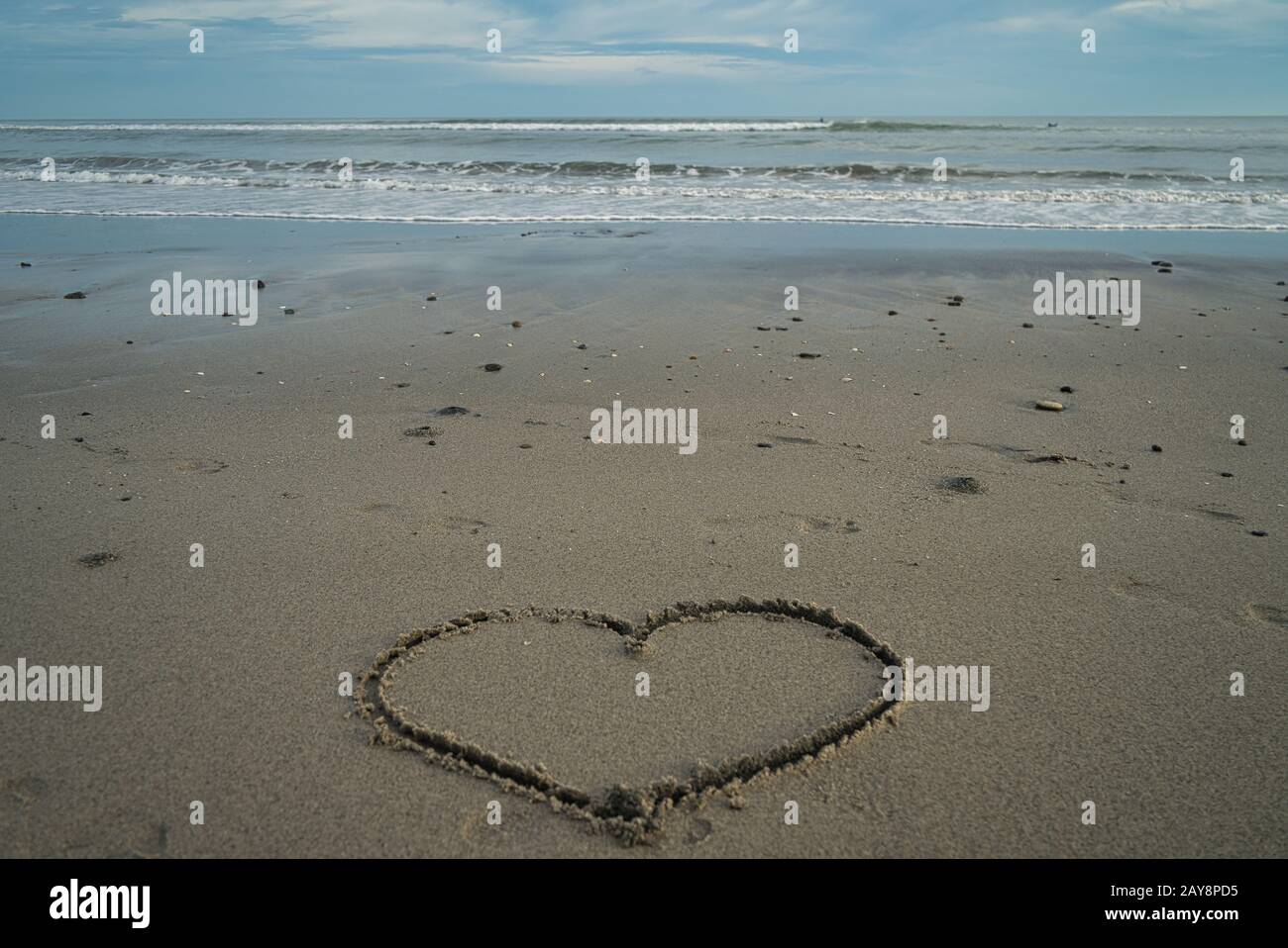 Un coeur peint dans le sable sur la plage de Panama et en arrière-plan la mer et l'horizon Banque D'Images