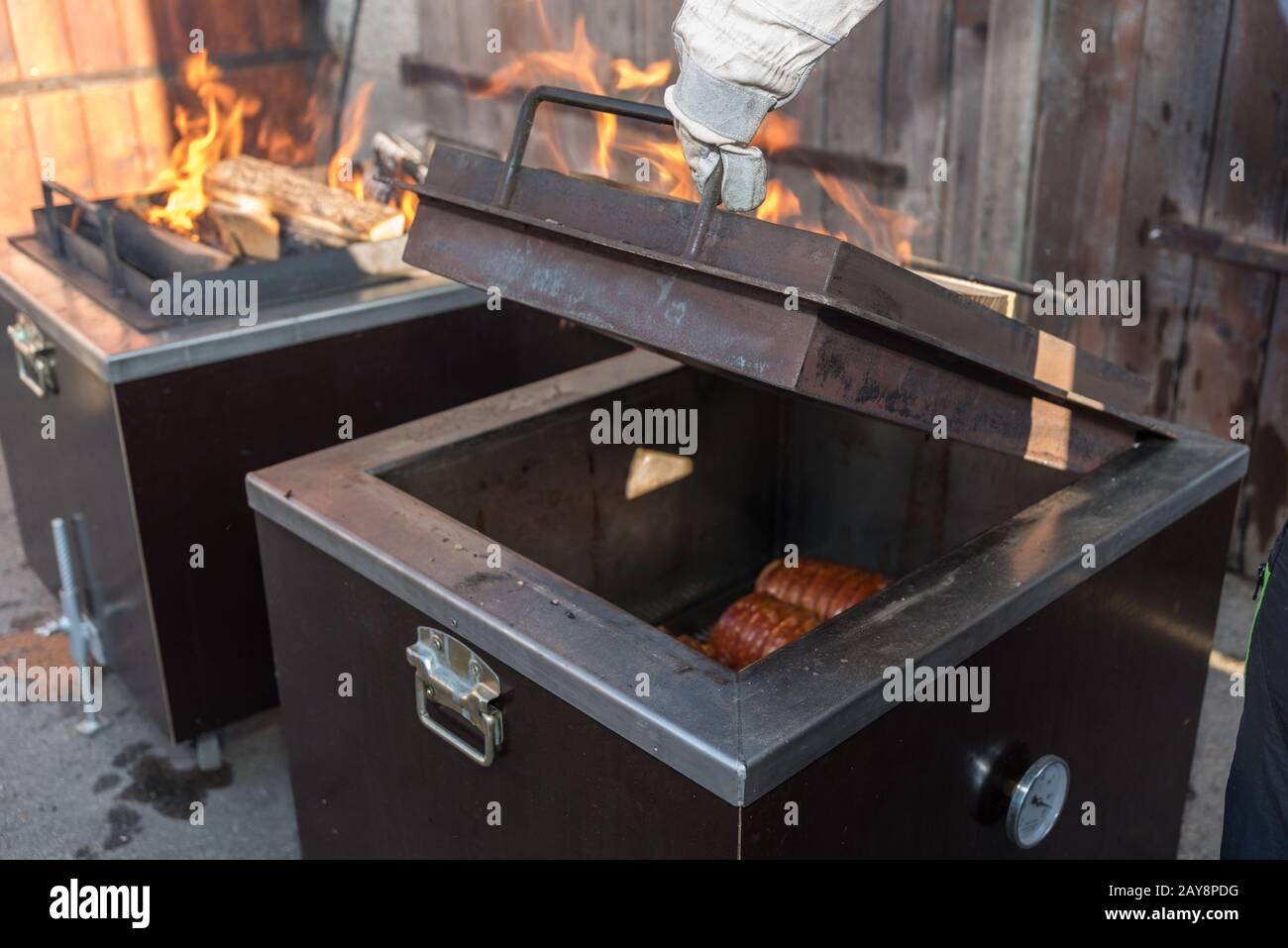 Barbecue dans une forme spéciale - viande grillée au filet dans une boîte grill Banque D'Images