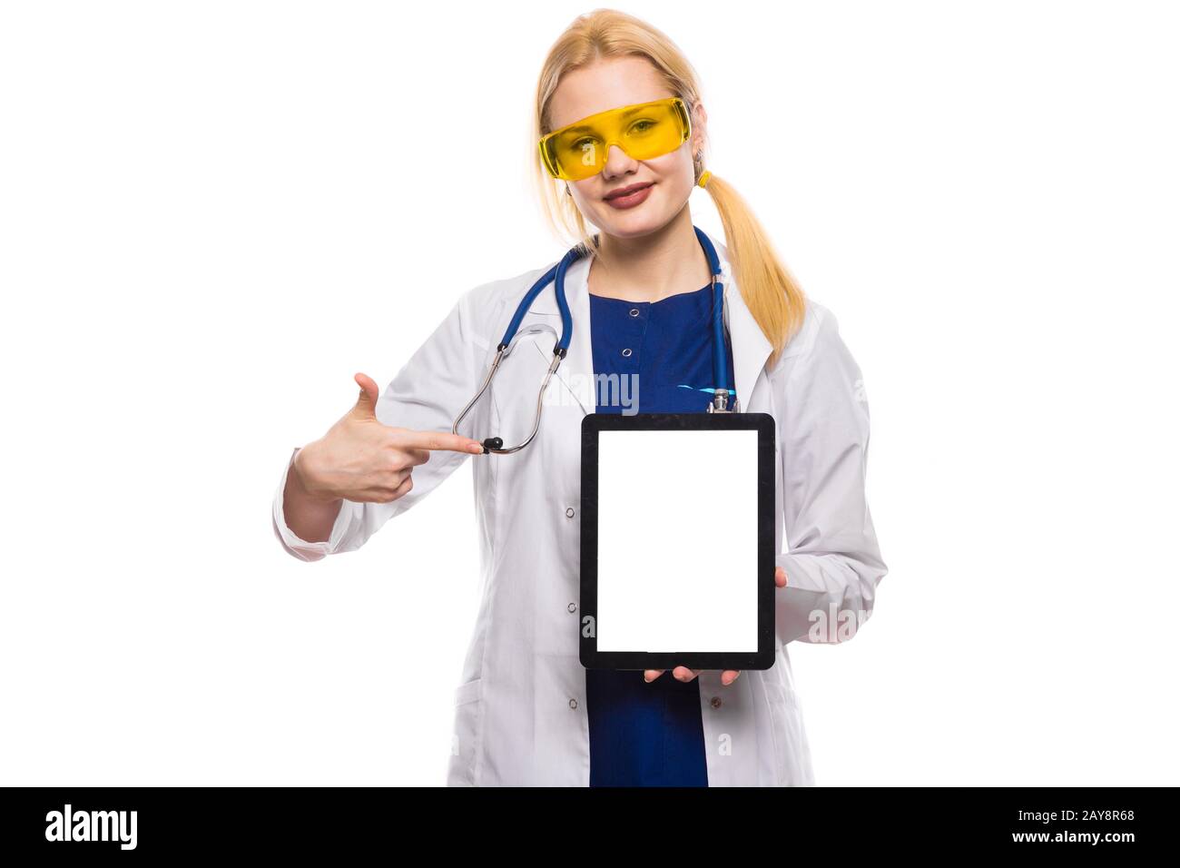 Femme médecin en blouse blanche avec tablet Banque D'Images