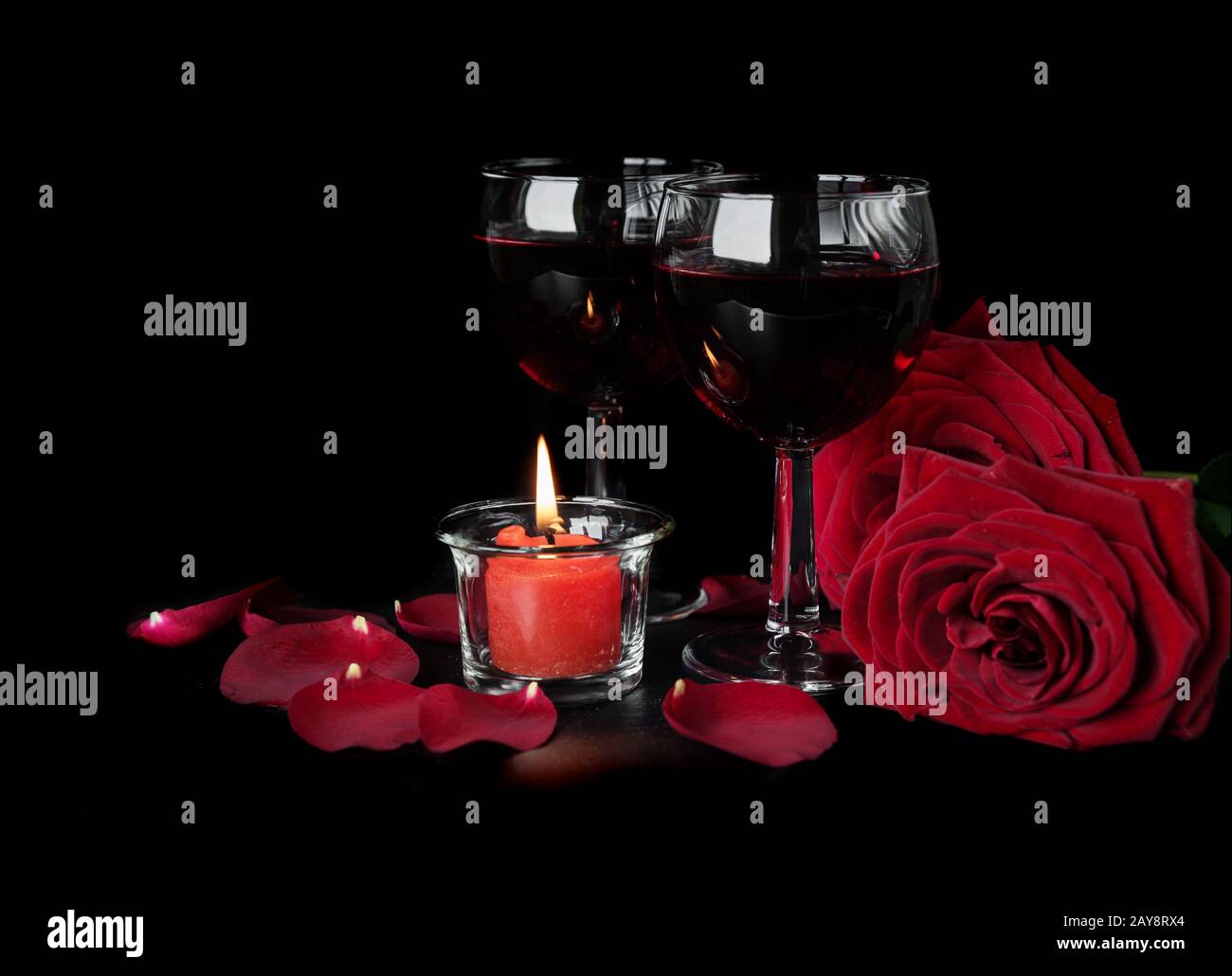 Roses et vin rouge sur noir Banque D'Images