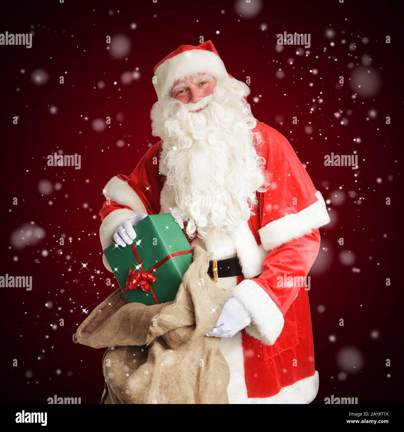 Le Père Noël souriant apporte des cadeaux à la veille de noël Photo Stock -  Alamy