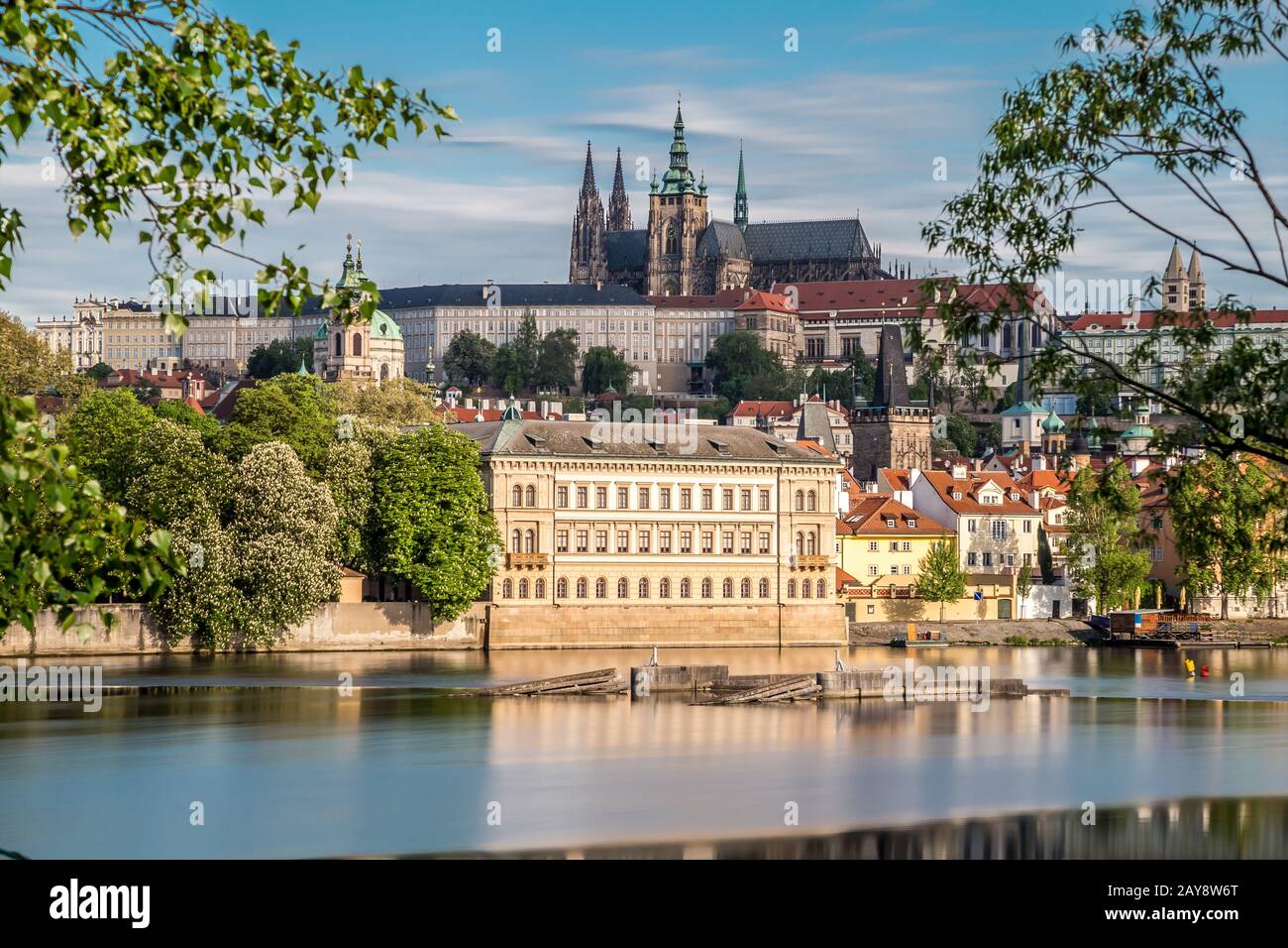Vue avec une longue exposition sur la Vltava et le majestueux Château de Prague Banque D'Images