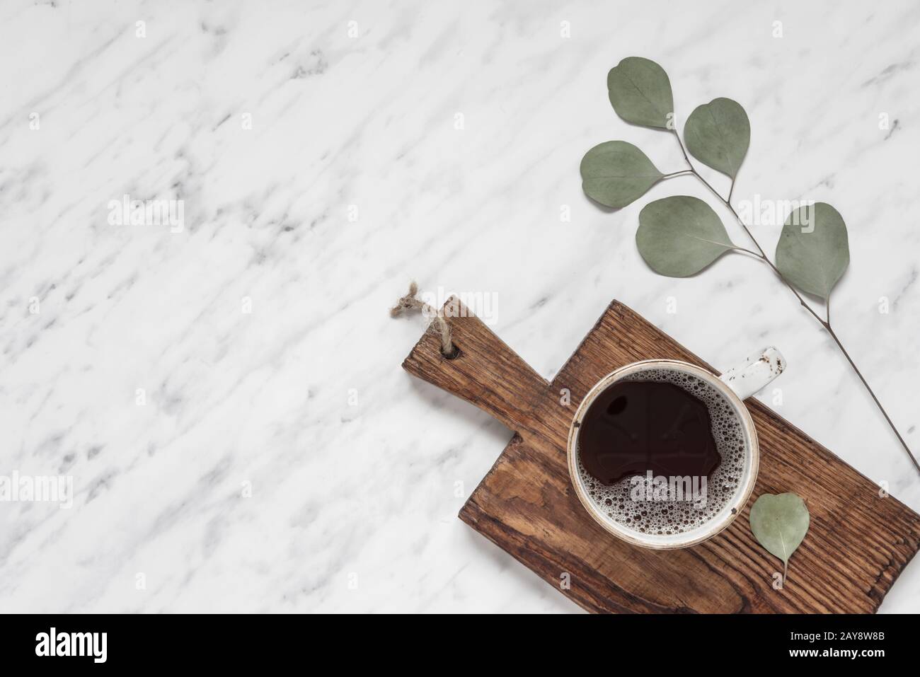 Tasse de café sur une surface en marbre avec espace de copie Banque D'Images