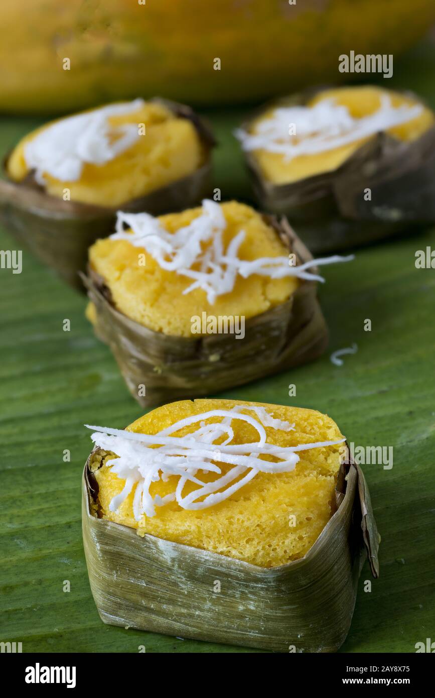 Gateaux Jaunes De Farine De Riz Et Taro Enveloppes Dans Des Feuilles De Banane Photo Stock Alamy