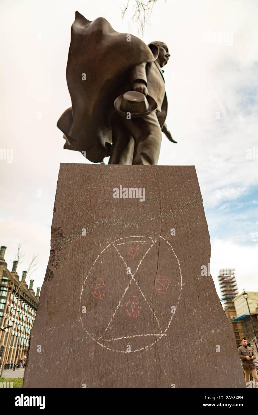 Symbole d'extinction de craie, sur le côté de la Statue de David Lloyd George, Parliament Square, Westminster, Londres, Royaume-Uni Banque D'Images