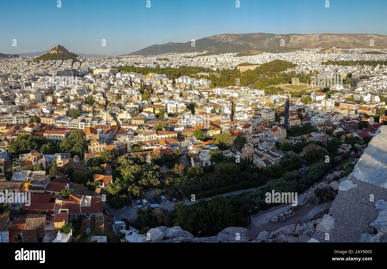 Athènes, Grèce vue sur la ville depuis la colline Acropolis-Lycabetous en arrière-plan Banque D'Images