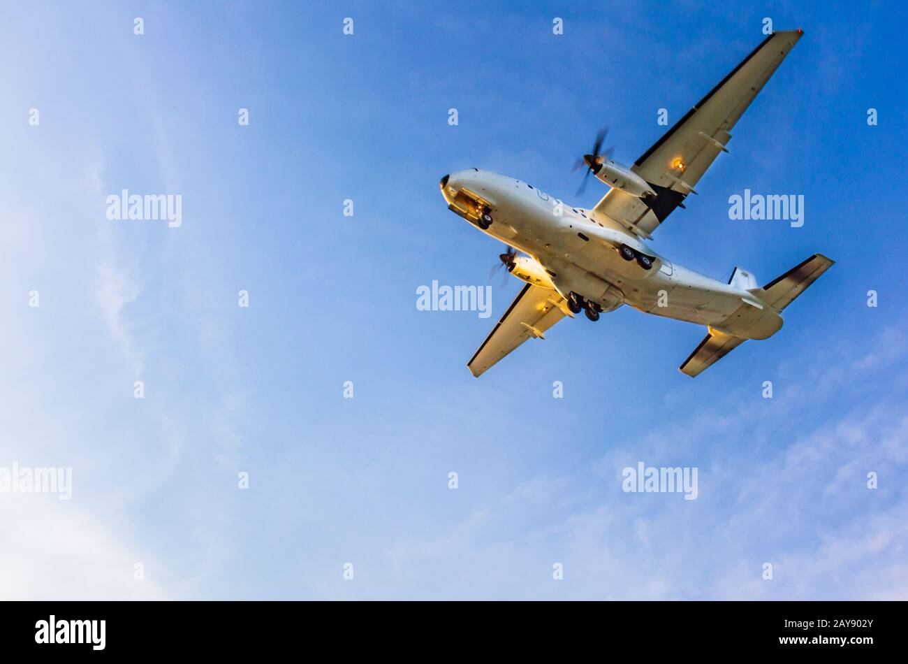 Atterrissage en avion turbopropulsé à l'aéroport international de Larnaca Banque D'Images