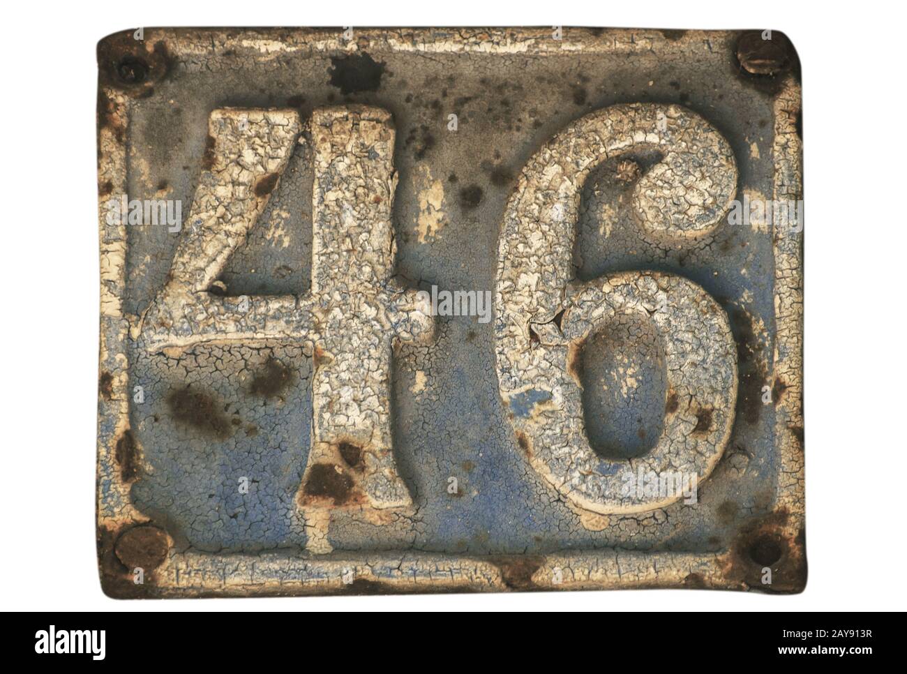 Ancienne rétro plaque en fonte patiné avec numéro de rue 46 libre isolé sur fond blanc Banque D'Images